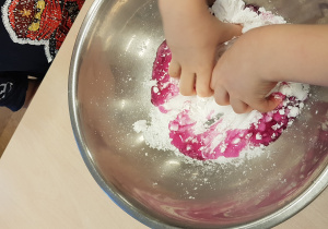 dzieci mieszają mąkę ziemniaczaną z żelem do kąpieli